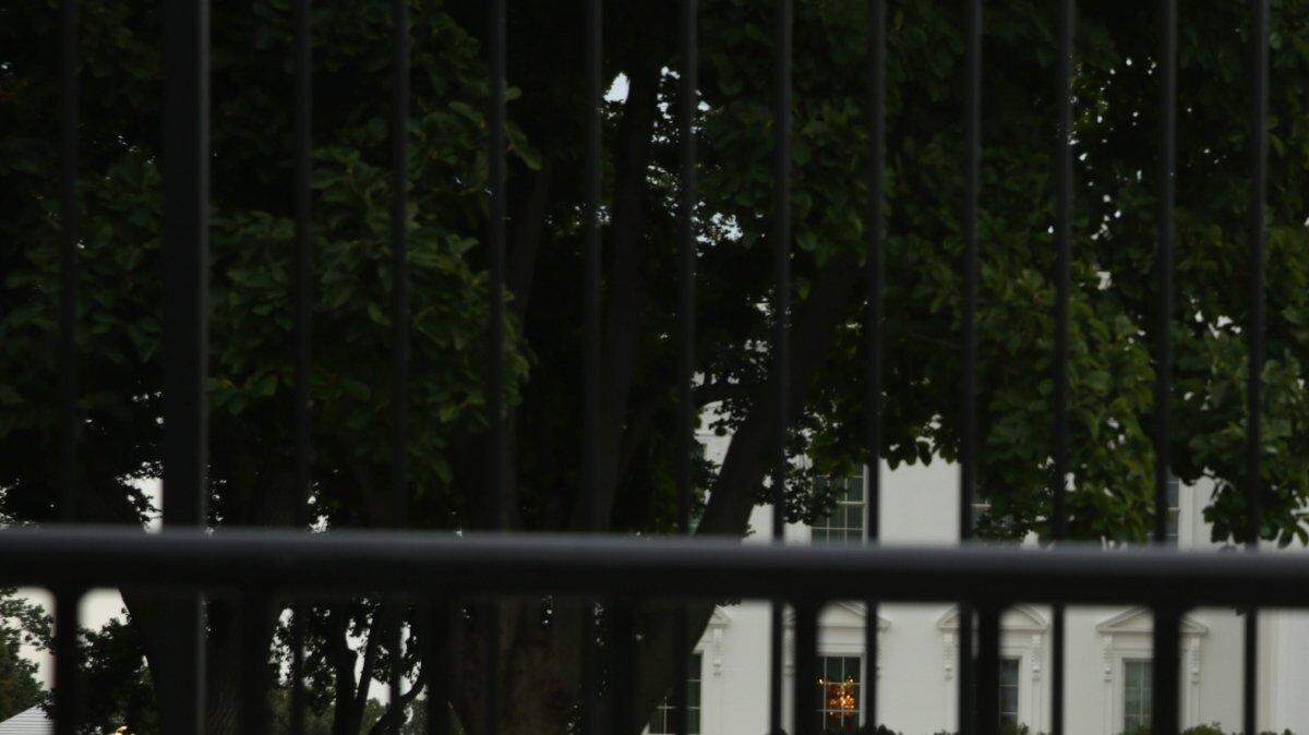 Un cartel que impide el paso más allá de la reja en las afueras de la Casa Blanca, en Washington D.C.