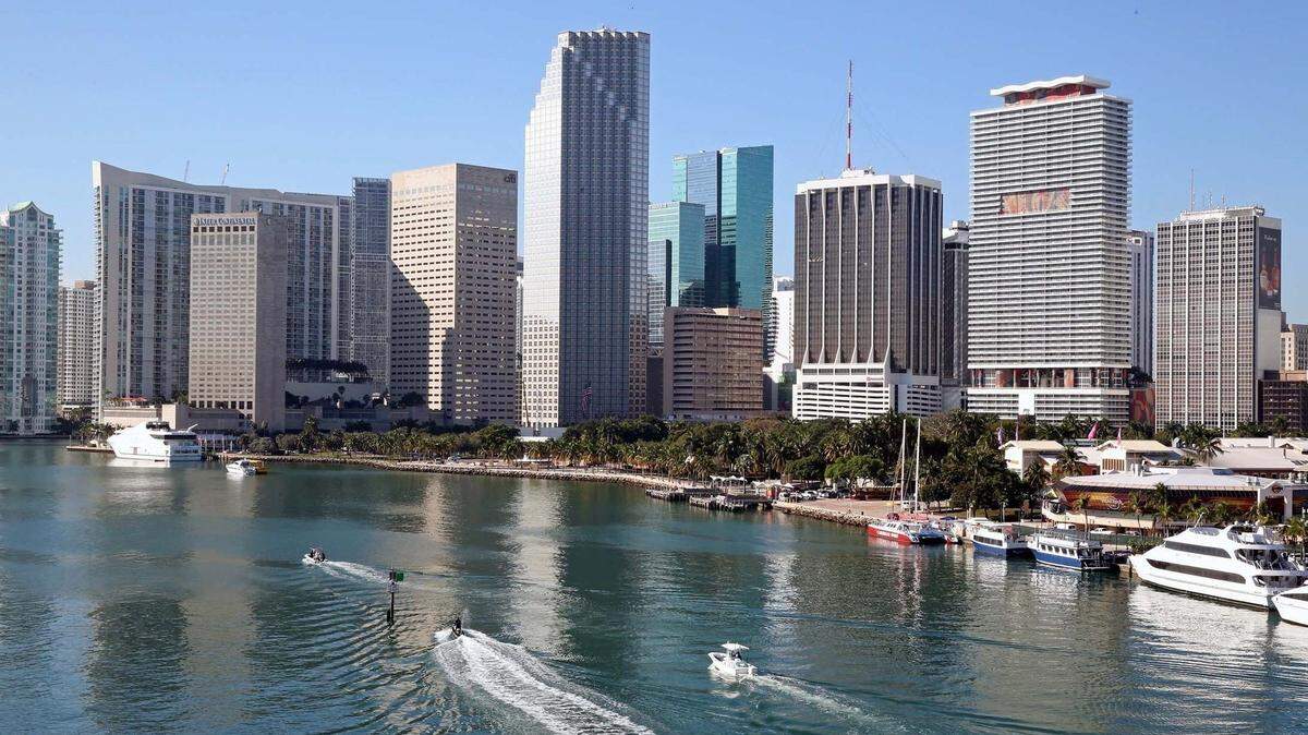 Miami se ha convertido en un enclave financiero que enfrenta una creciente desigualdad social y los efectos del cambio climático.