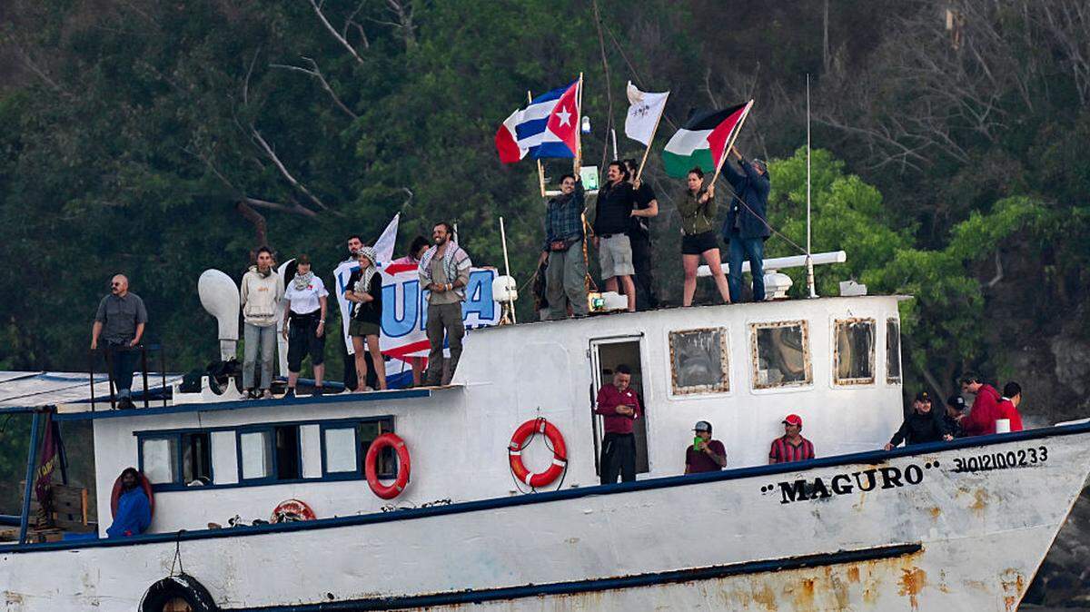 Miembros del convoy Nuestra América llegan a La Habana, Cuba, a bordo del buque Maguro el 24 de marzo de 2026. 