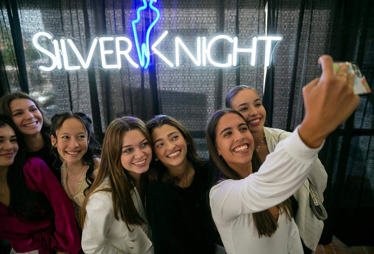 De izquierda a derecha: Madison Fernández, Cristyl Rodríguez, Brianna Page, Alexandra Santana, Kylie Quintana, Ashley Prats, y Rebeca Stacey, todas alumnas de St. Brendan High School antes del inicio de la 64ª ceremonia los Premios Silver Knight.