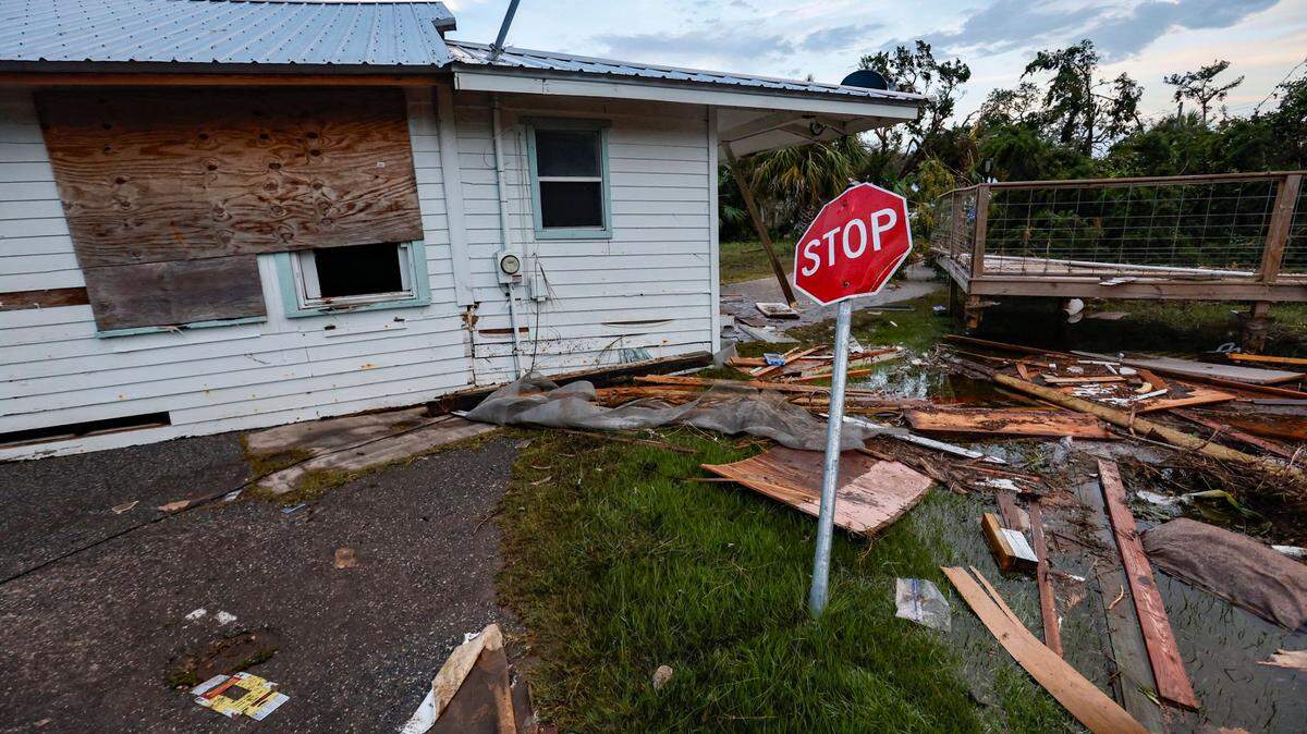 Esta casa bloqueó una carretera después de que fue desplazada hacia la calle cuando varios pies de marejada ciclónica provocada por el huracán Idalia inundaron Horseshoe Beach, Florida, el miércoles 30 de agosto de 2023.