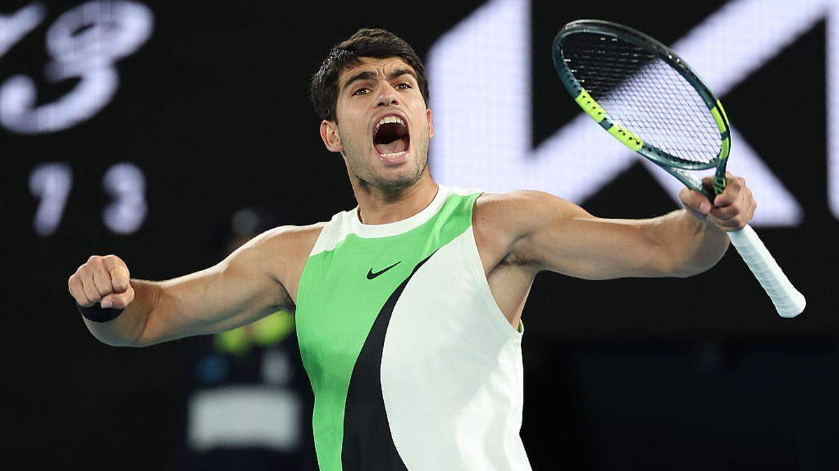 El español Carlos Alcaraz celebra tras vencer  2-6, 6-2, 6-3 y 7-5 al serbio Novak Djokovic y  conquistar el domingo el título en el Abierto de Australia.