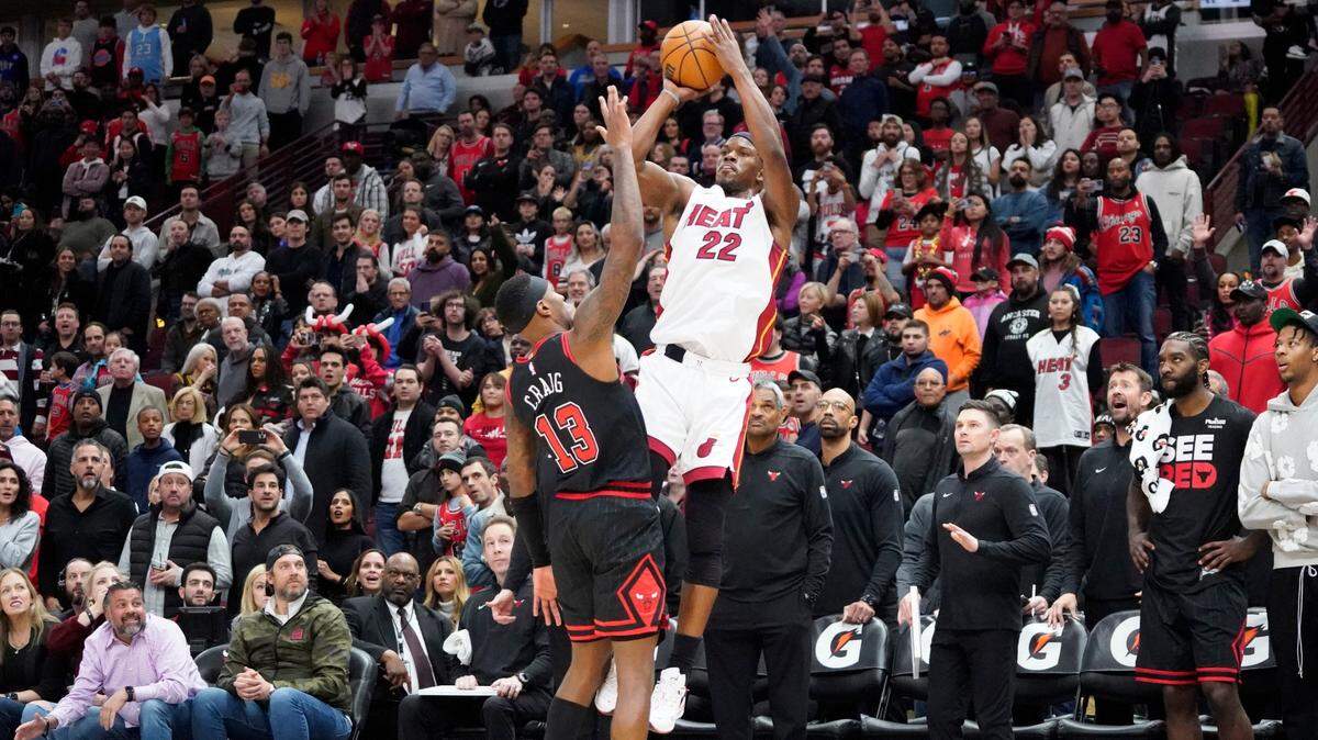 Jimmy Butler, que cumple su temporada número 13 en la liga, ha encestado la sorprendente cifra de 43 triples en 94 intentos (45,7%) en su quinta contienda con el Heat.