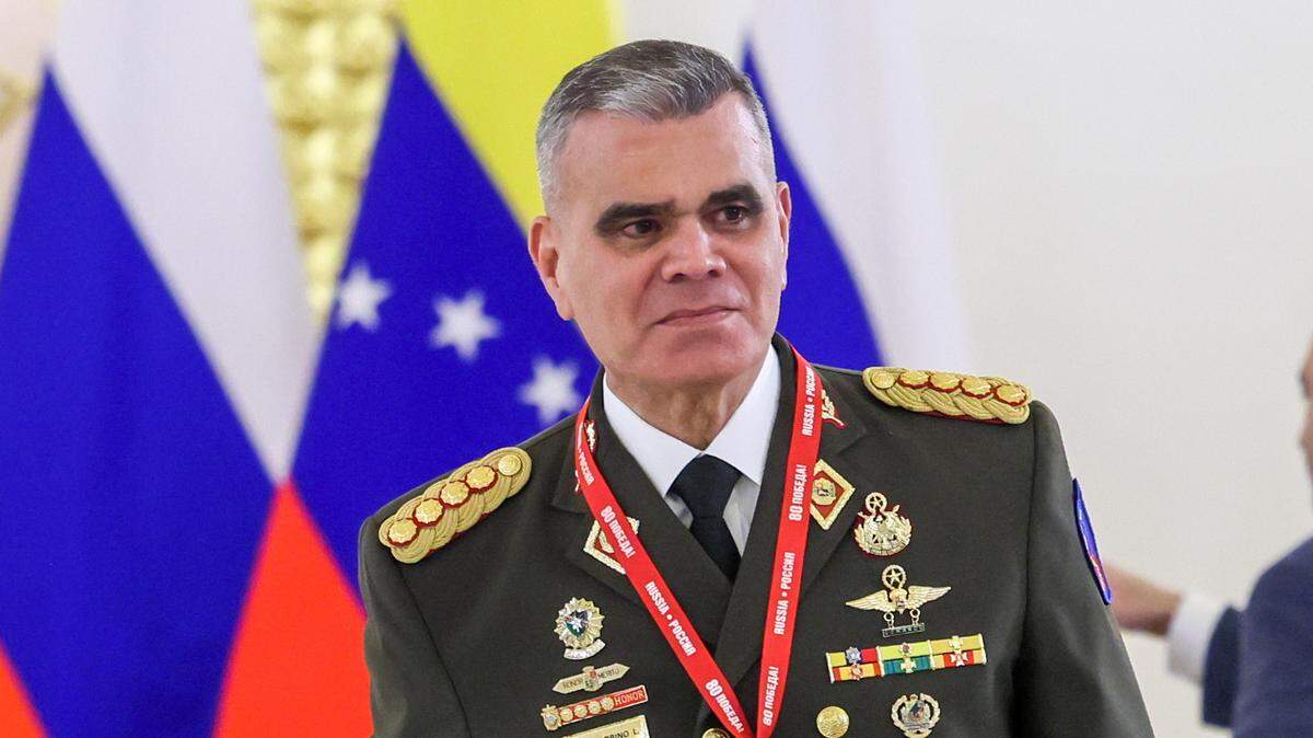 El ministro de Defensa de la Fuerza Armada Nacional Bolivariana de Venezuela, Vladimir Padrino López, antes de las conversaciones de desayuno entre el presidente de Rusia, Vladímir Putin, y el presidente de Venezuela, Nicolás Maduro, en el Kremlin de Moscú el 7 de mayo de 2025.