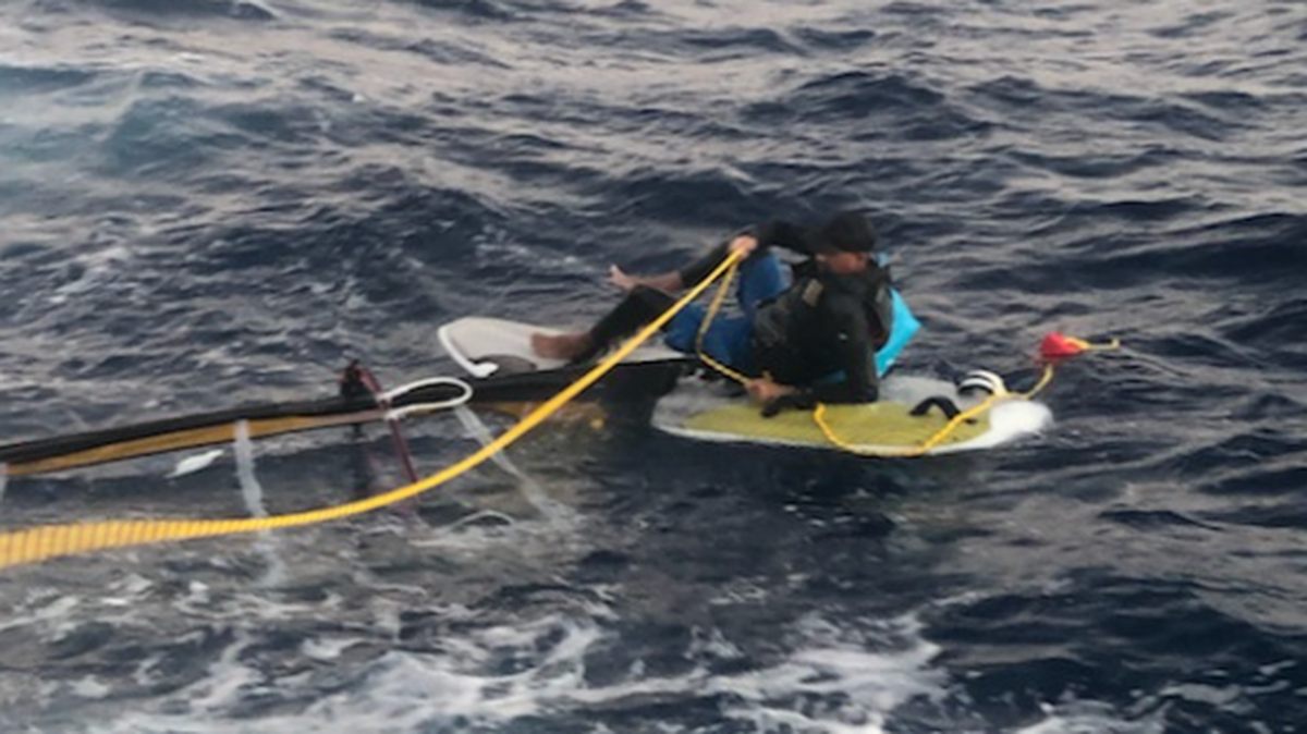El entrenador cubano de buceo Elián López atravesó el Estrecho de la Florida en una tabla de windsurf y fue rescatado frente a los cayos del sur de Florida y luego transferido a un hospital, informaron este jueves las autoridades.