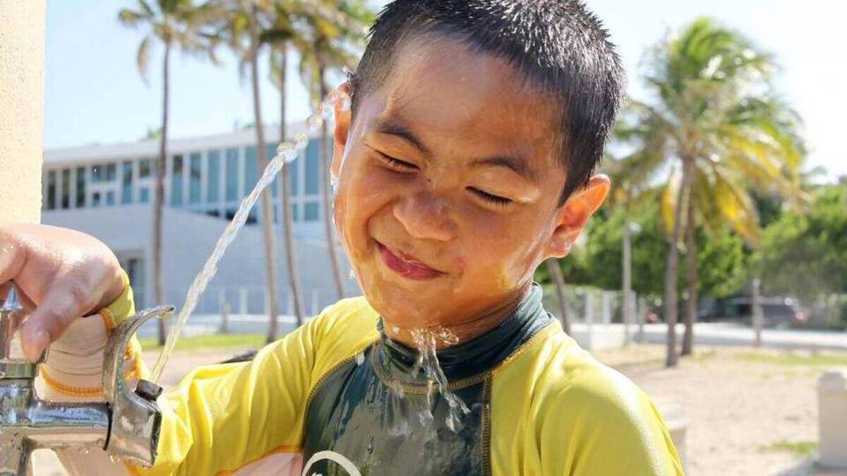 Si alguien se siente afectado por el calor, es importante refrescar el cuerpo con hielo, estar a la sombra o una ducha fría. Pedro Portal-El Nuevo Herald