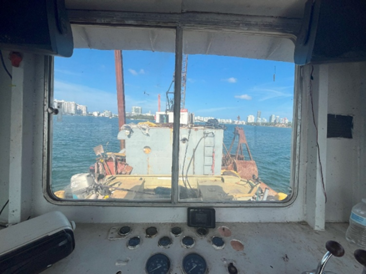 Un capitán de un remolcador que chocó en 2025 con un velero de un campamento juvenil en Biscayne Bay que dejó a tres niñas muertas, enfrenta cargos.