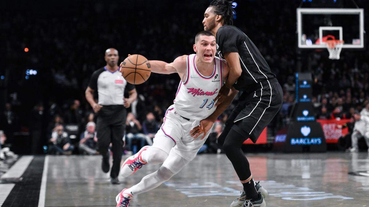 El base de los Miami Heat, Tyler Herro (14), supera al delantero de los Brooklyn Nets, Ziaire Williams (8), durante la primera mitad en el Barclays Center., 25 de enero de 2025; en Brooklyn, Nueva York. Crédito obligatorio: John Jones-Imagn Images