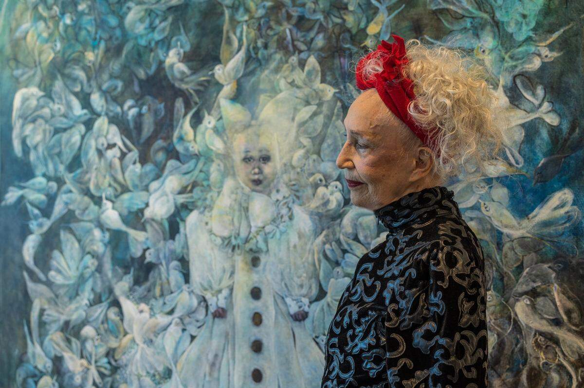 La artista Demi frente a su obra “Tabula Rasa”, en la galería Aliona Ortega Fine Art, Wynwood Art District.