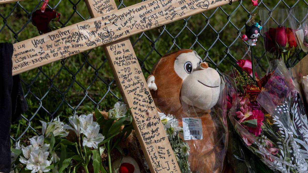 Un detalle del improvisado memorial en honor a Anthony Gago, de 15 años, y a Jazmin Keltz, de 14, los adolescentes de Kendall que murieron en un choque el miércoles 8 de noviembre de 2023.