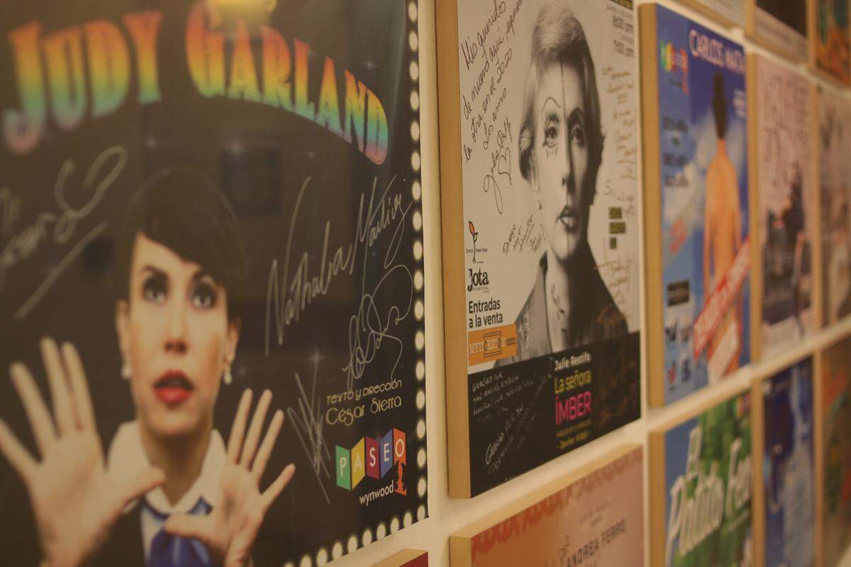 Carteles en el lobby del Paseo de las Artes Regency.