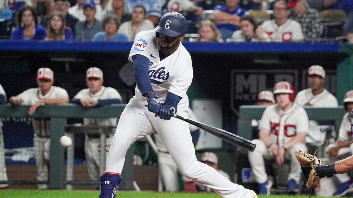 El cubano Yordan Álvarez bateó su jonrón 28 de la temporada y llegó a 93 impulsadas en el triunfo de los Astros de Houston 7-1 ante los Reales, en el partido celebrado el 17 de septiembre de 2023 en Kansas City.