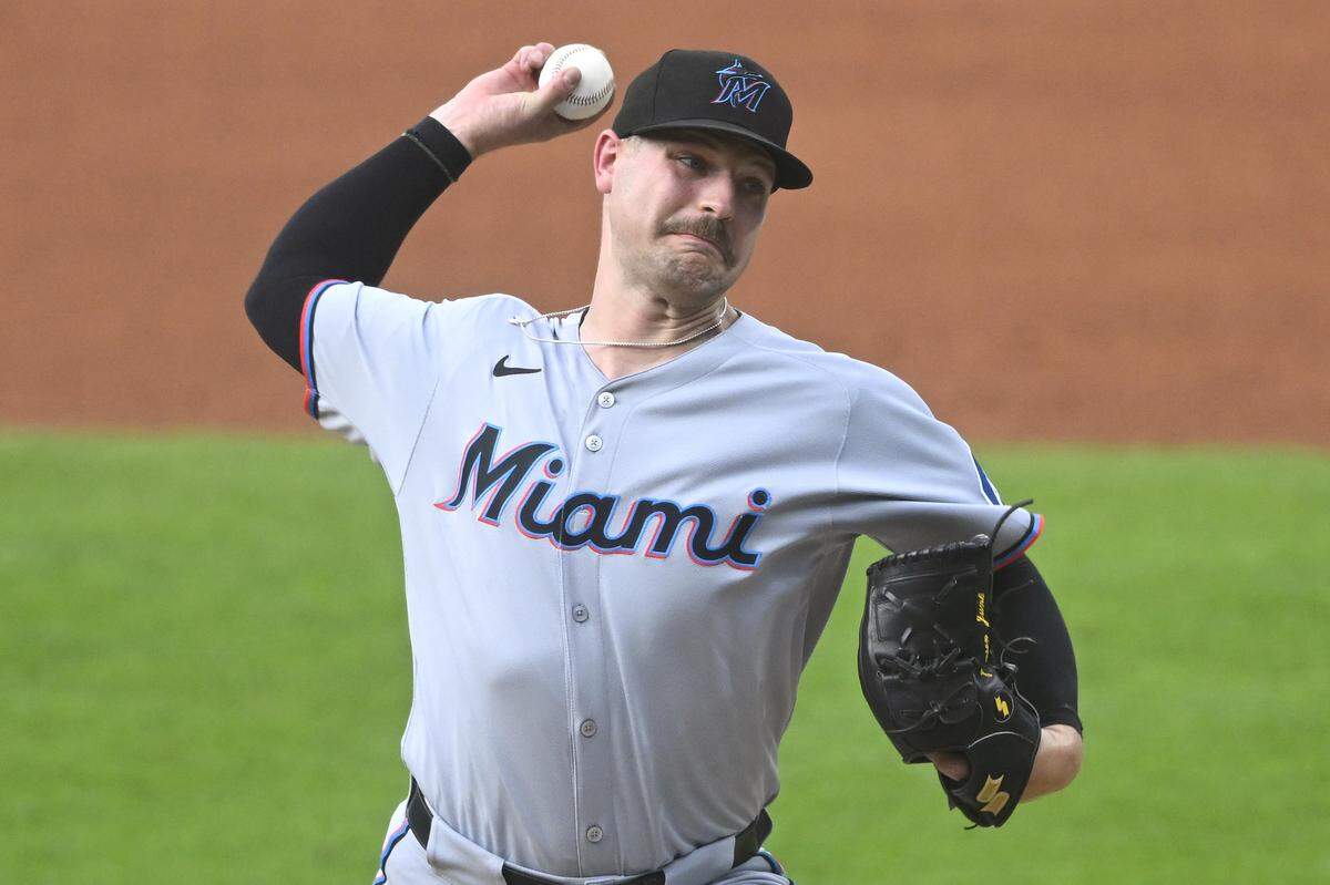 El abridor de los Marlins de Miami Janson Junk lanza en el primer inning del partido ante los Guardianes, celebrado el 12 de agosto de 2025 en Cleveland.