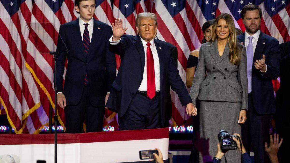 Donald Trump, acompañado de su esposa Melania, su hijo Barron, y JD Vance, ingresa a su fiesta de observación de la noche electoral en el Centro de Convenciones del Condado de Palm Beach el 5 de noviembre de 2024.