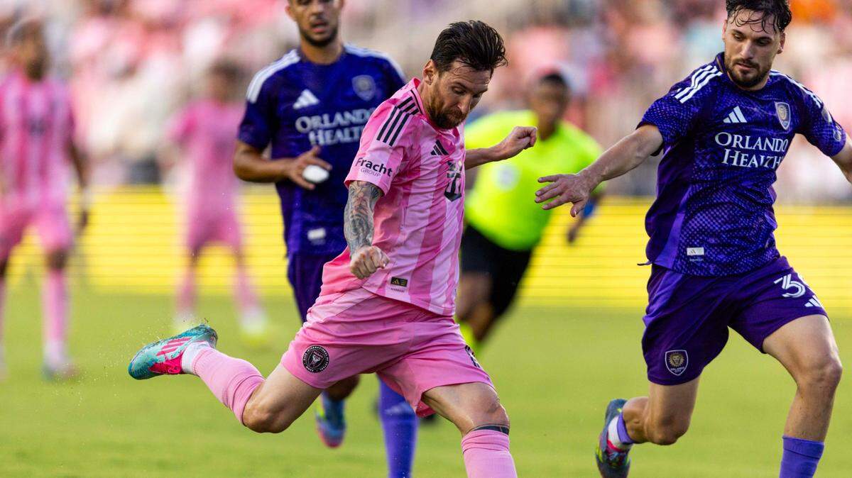 El astro del Inter Miami Lionel Messi patea el balón ante la marca de Joran Gerbet, de Orlando City, en el partido de la MLS celebrado el 18 de mayo de 2025 en el Chase Stadium en Fort Lauderdale, Florida.
