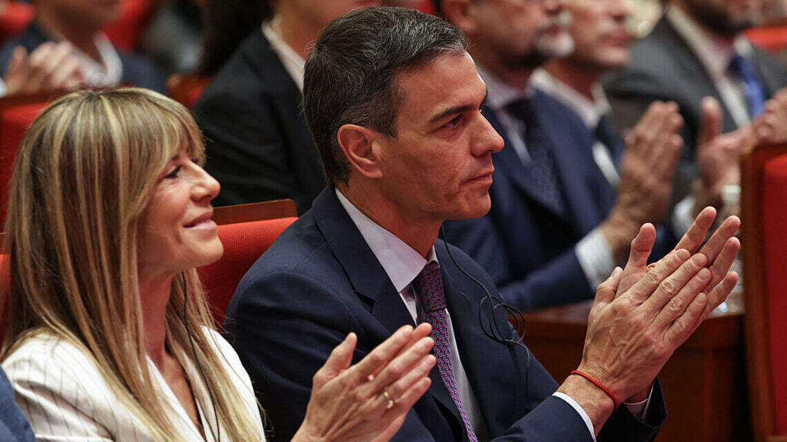 Confirman juicio por dos delitos a esposa del presidente del Gobierno español Pedro Sánchez