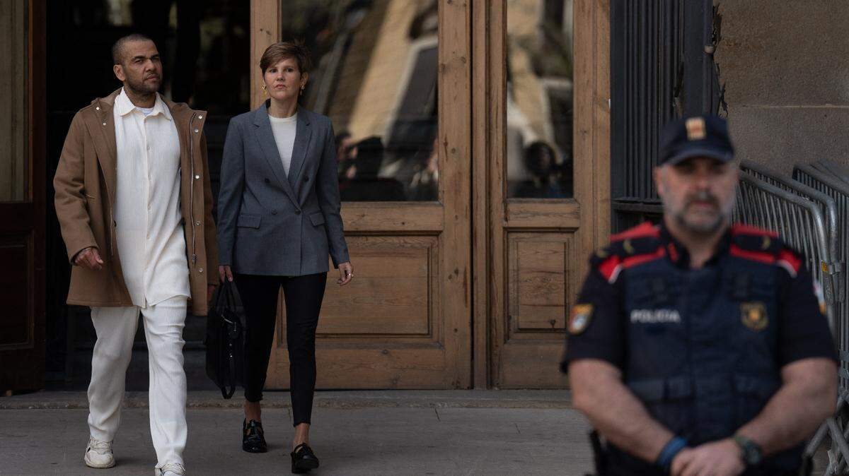 Foto de archivo. El exfutbolista Dani Alves y su abogada Inés Guardiola salen de la Audiencia de Barcelona el 28 de marzo de 2024.