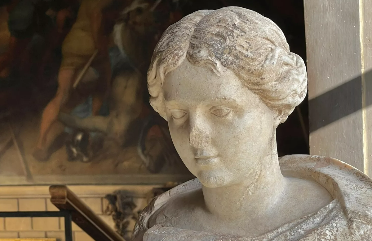 Los expertos creen que la estatua pertenece a un “robo que salió mal” o quizás solo fue abandonada y cubierta por la tierra.