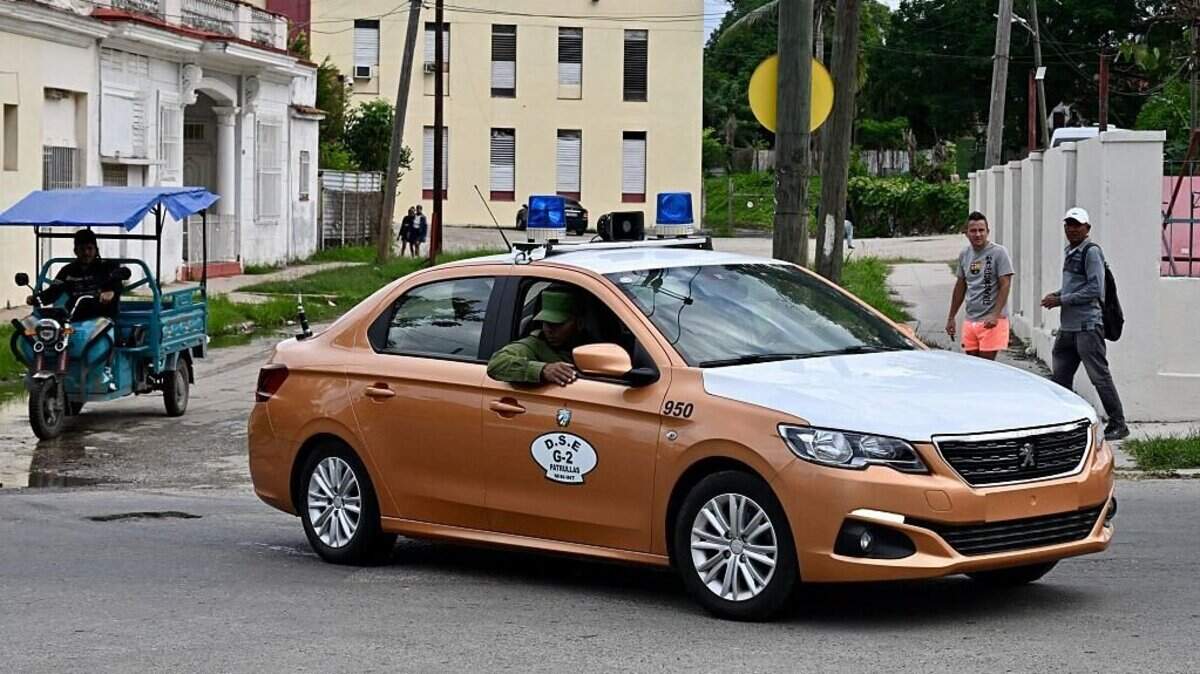 Un auto de la Seguridad del Estado cubano sale del Tribunal Supremo Popular de Marianao en La Habana donde se llevó a cabo el juicio contra el exministro de Economía cubano, Alejandro Gil, el 11 de noviembre de 2025.