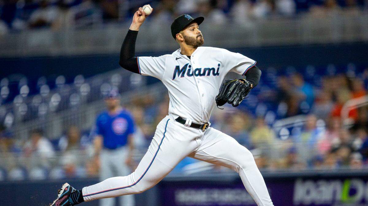 El abridor de los Marlins Pablo López lanza en el tercer inning del partido ante los Cachorros de Chicago, celebrado el 20 de septiembre de 2022 en Miami.