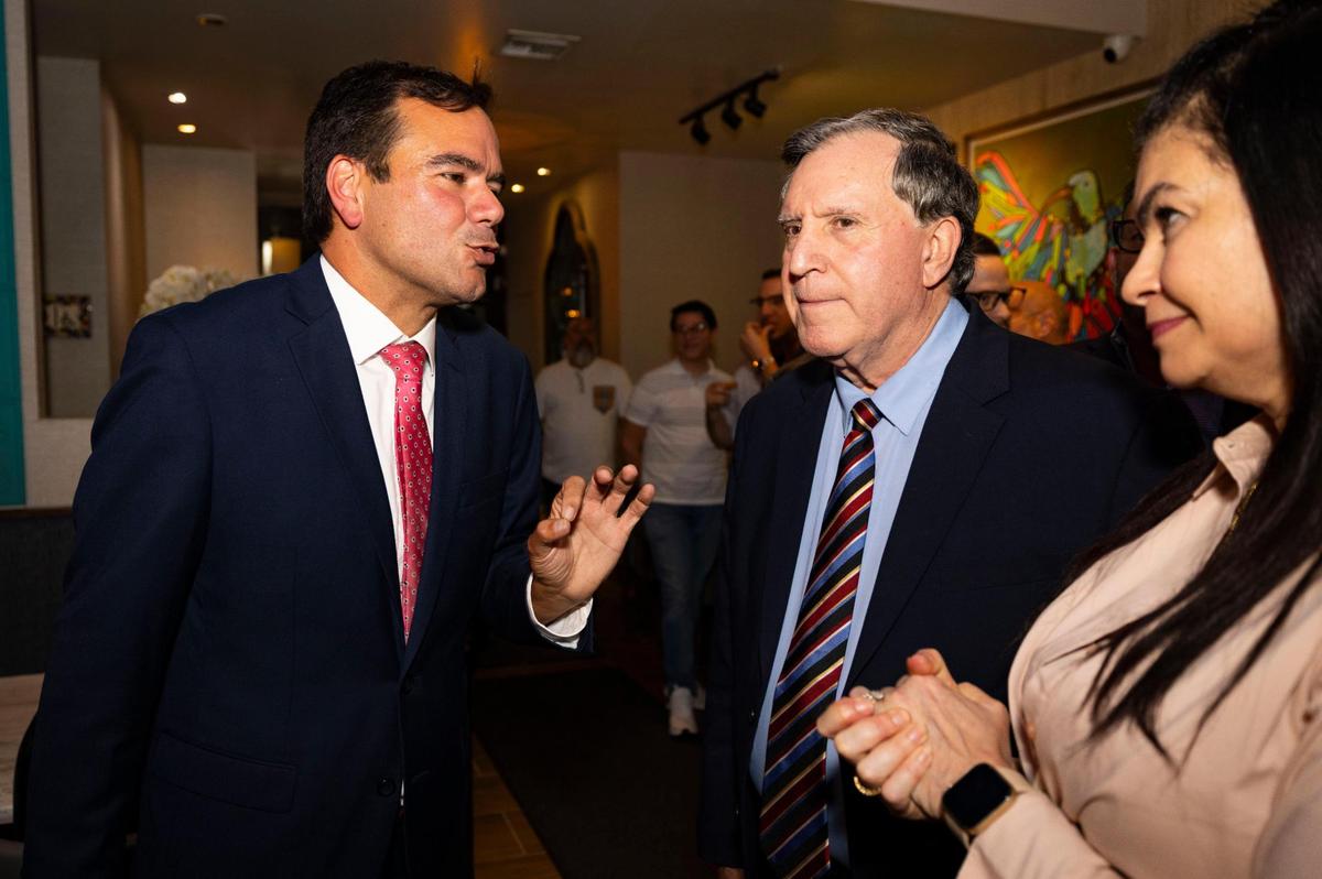 Ralph Rosado, izquierda, conversa con el comisionado Joe Carollo después de su aparente victoria en la fiesta de Rosado para una elección especial para reemplazar al fallecido comisionado Manolo Reyes el martes 3 de junio de 2025 en el restaurante El Atlacatl en Miami, Florida.