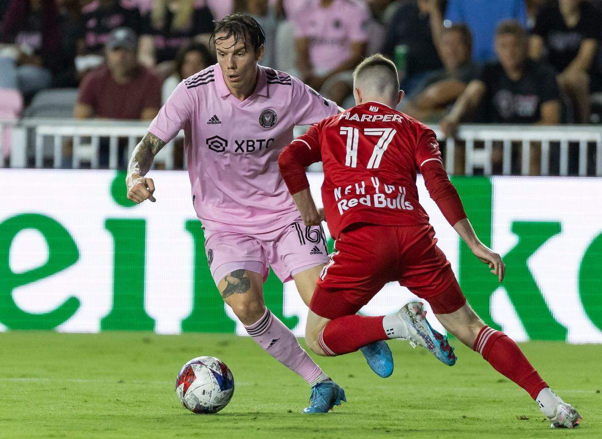 El jugador del Inter Miami Robert Taylor (izq.) trata de pasar la marca de Cameron Harper, de los New York Red Bulls, en el partido celebrado el 31 de mayo de 2023 en el DRV PNK Stadium, en Fort Lauderdale, Florida.