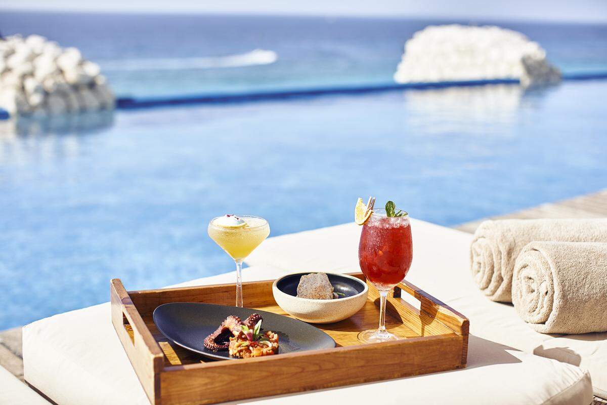 Azotea con barra y menú, un escape chic con vistas de ensueño.