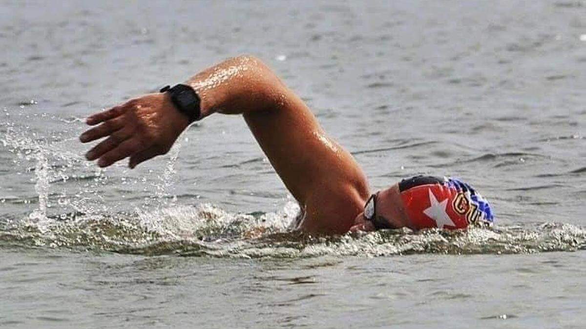 Nino Fraguela con el gorro de Cuba en una de sus travesías en alta mar.
