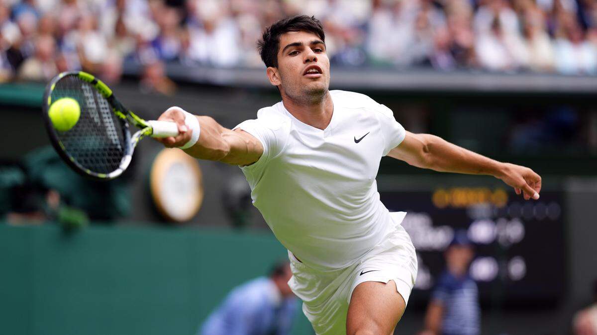 Carlos Alcaraz arrancó su defensa del título en Wimbledon con una trabajada victoria sobre el estonio Mark Lajal, procedente de la clasificación, al que batió 7-6 (7/3), 7-5 y 6-2, este lunes en la apertura de la Pista Central.
