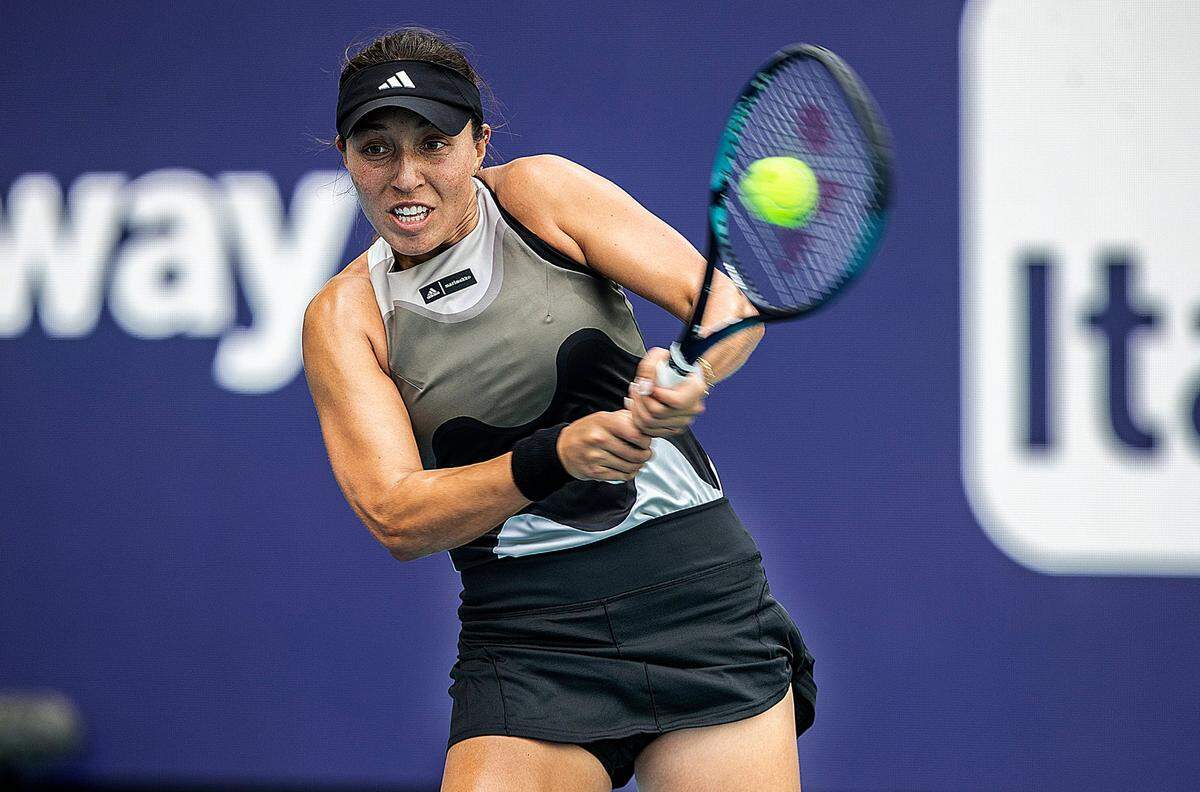 La favorita estadounidense Jessica Pegula pasó por encima 6-3 y 6-1 sobre la canadiense Katherine Sebov, el jueves 23 de marzo de 2023 en el Hard Rock Stadium de Miami Gardens, Florida.