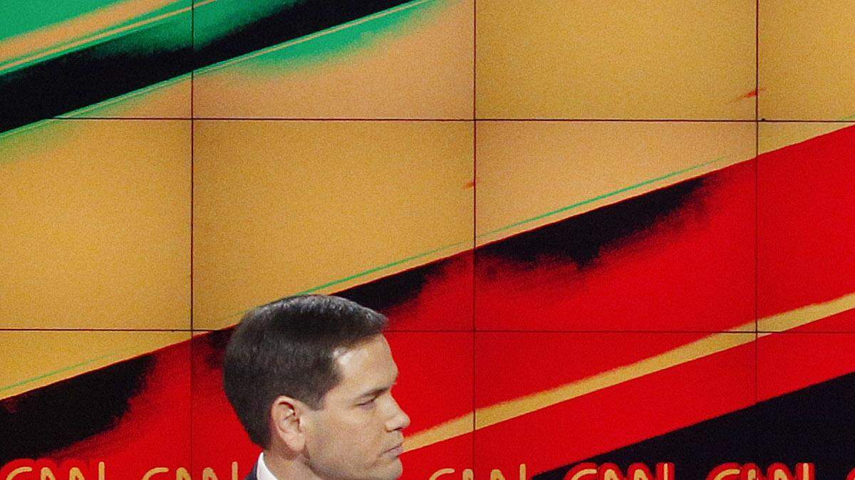 Los dos candidatos presidenciales de raíces cubanas, Marco Rubio (extrema izquierda) y Ted Cruz (extrema derecha), chocaron el martes por la noche en el quinto debate republicano en Las Vegas.