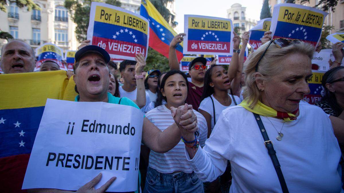 Cientos de ciudadanos venezolanos protestan para exigir que Edmundo González sea reconocido como el ganador de las elecciones presidenciales de Venezuela, en Madrid, el 11 de agosto de 2024.