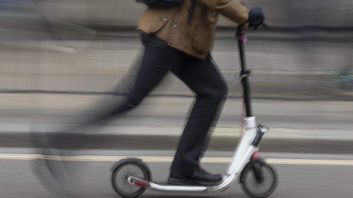 Las ciudades están tratando de equilibrar el uso de scooters con la seguridad de los usuarios que viajan en medio de los automovilistas y los peatones.