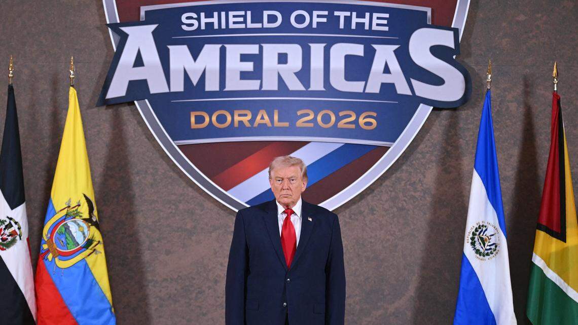 El presidente de Estados Unidos, Donald Trump, posa para una fotografía al inicio de la cumbre “Shield of the Americas” en el club Trump National Doral, en Miami, el 7 de marzo de 2026.