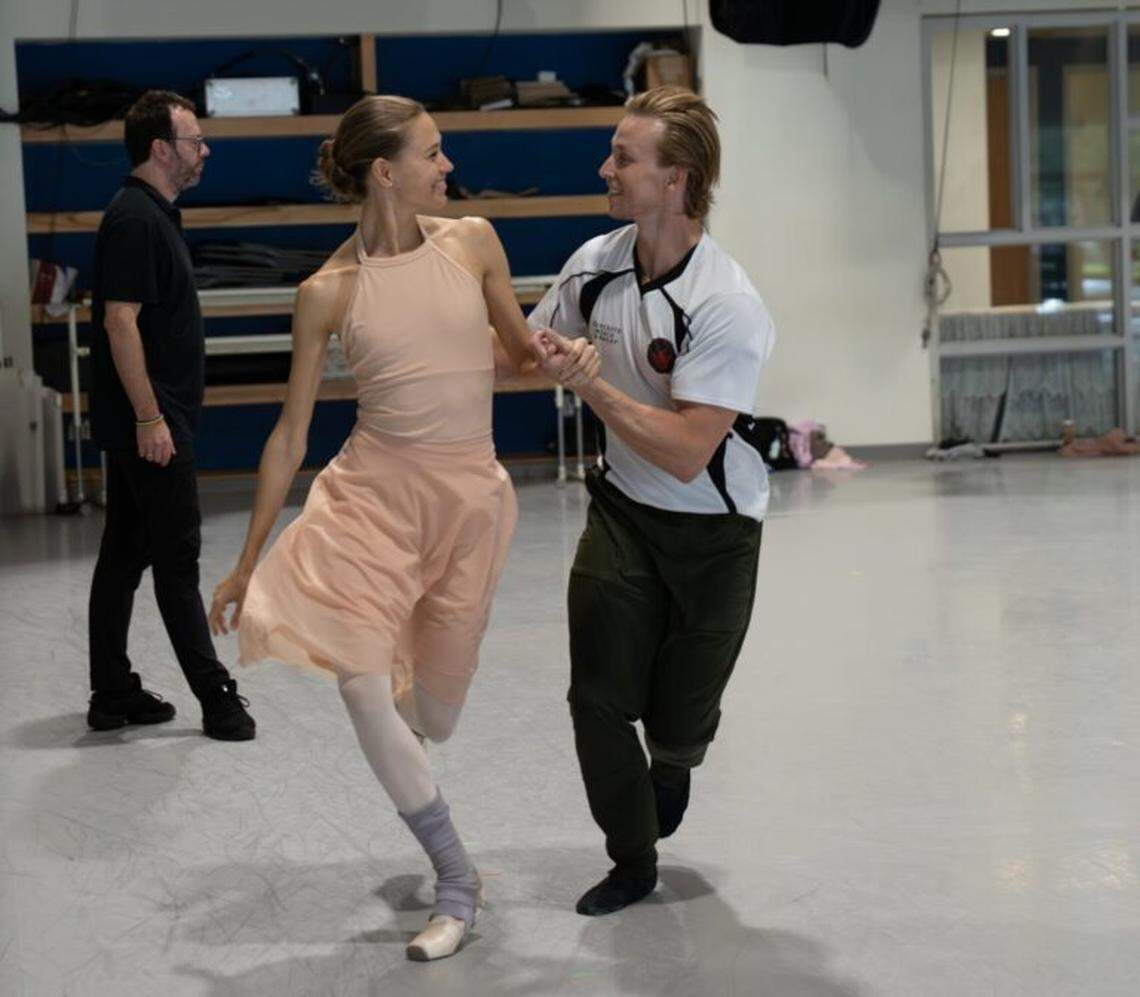 Alexei Ratmansky y los bailarines Yuliia Moskalenko y Chase Swatosh en un paseo amistoso ensayando “Rosas del Sur, Tres Valses para Toby” de Alexei Ratmansky. 