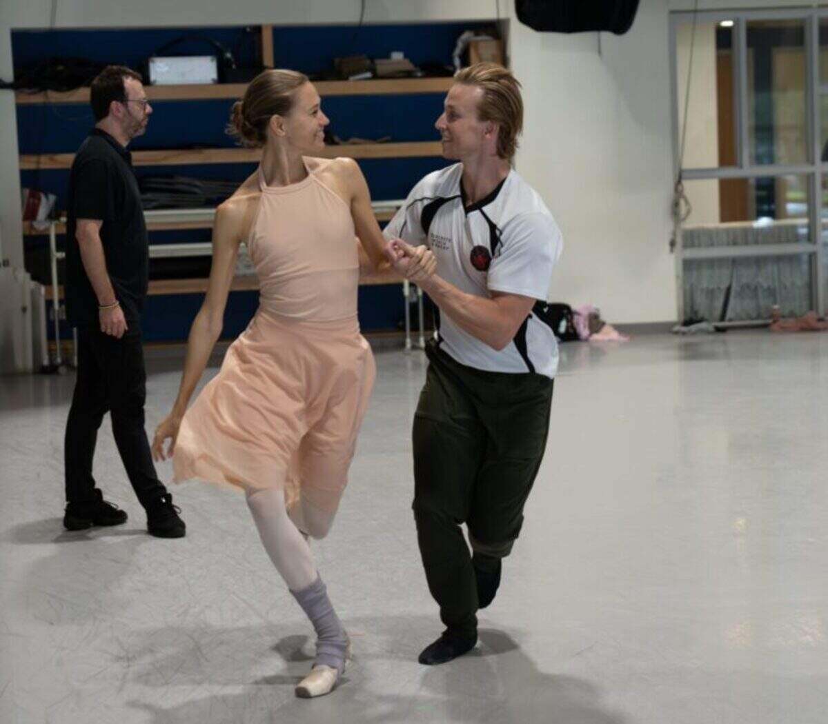 Alexei Ratmansky y los bailarines Yuliia Moskalenko y Chase Swatosh en un paseo amistoso ensayando “Rosas del Sur, Tres Valses para Toby” de Alexei Ratmansky.