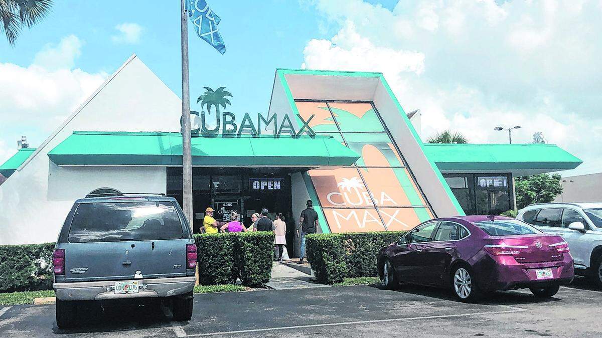 Foto de archivo del 8 de julio de 2022 que muestra la fachada de Cubamax, una agencia de viajes y envíos a Cuba, ubicada en 4380 W 12th Ave, en la ciudad de Hialeah, Condado Miami-Dade.