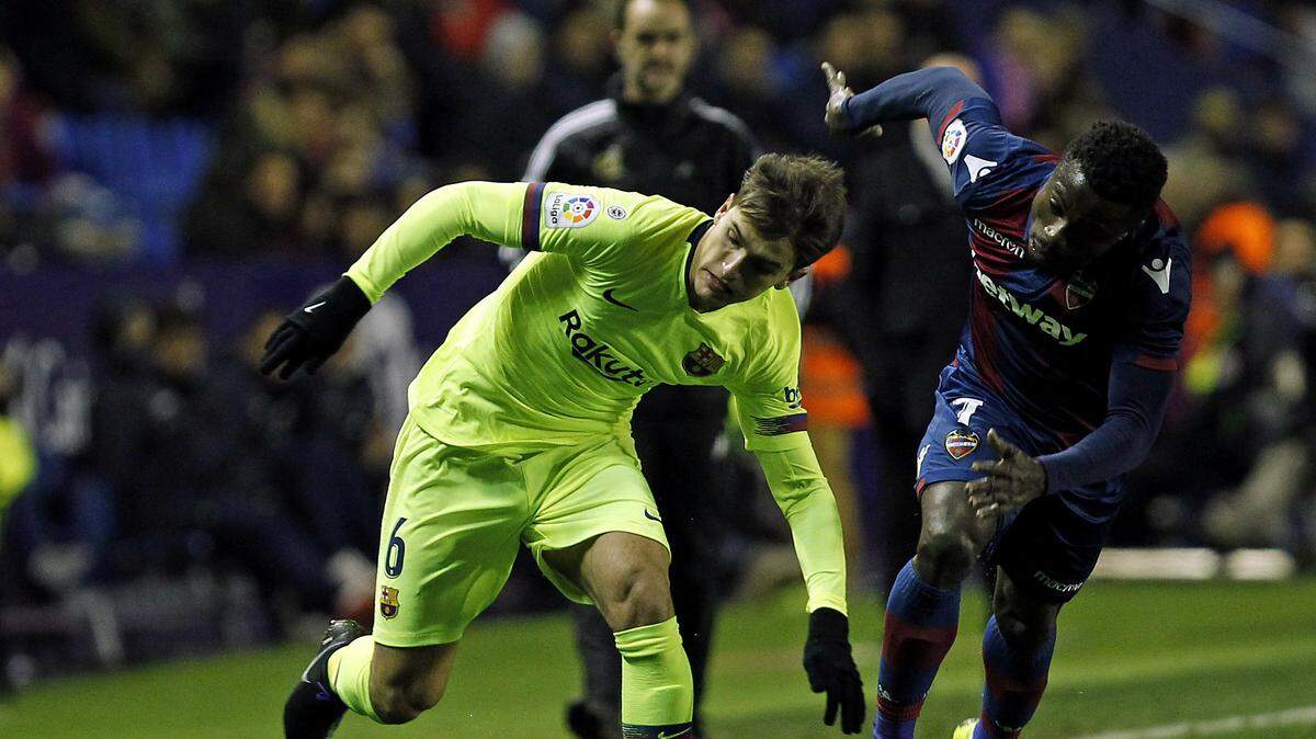 El mediocampista de Barcelona Denis Suárez (izq.) conduce la pelota ante la marca de Moses Simon, del Levante, en un partido de la Copa del Rey celebrado el 10 de enero de 2019.