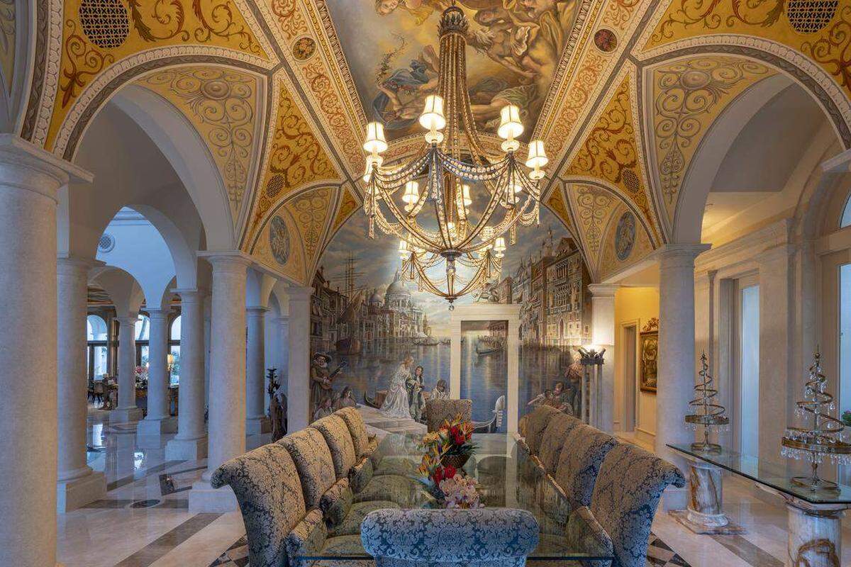 El interior de una mansión de $30.3 millones en Longboat Key, Sarasota, que batió récords. Se vendió en julio de 2025.