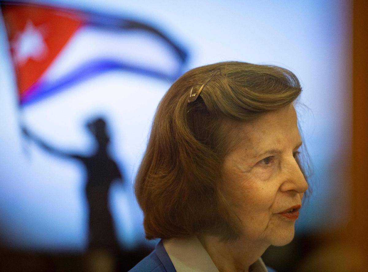 Arnhilda Badía, autora del “Cuban American Women: Making History”, expresó que para elegir a las 54 mujeres cubanoamericanas triunfadoras tuvo en cuenta, además del éxito profesional, su aporte a la comunidad, su orgullo de ser cubanas y que trasmitieran sus tradiciones a sus hijos. El libro se presentó el jueves 25 de enero en la biblioteca Otto G. Richter de la Universidad de Miami en Coral Gables.