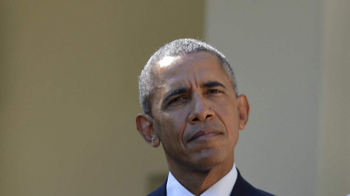 El vicepresidente Joe Biden anuncia que no buscará la candidatura presidencial por el Partido Demócrata, acompañado de su esposa, Jill Biden, y el presidente Barack Obama, el miércoles en la Casa Blanca. 