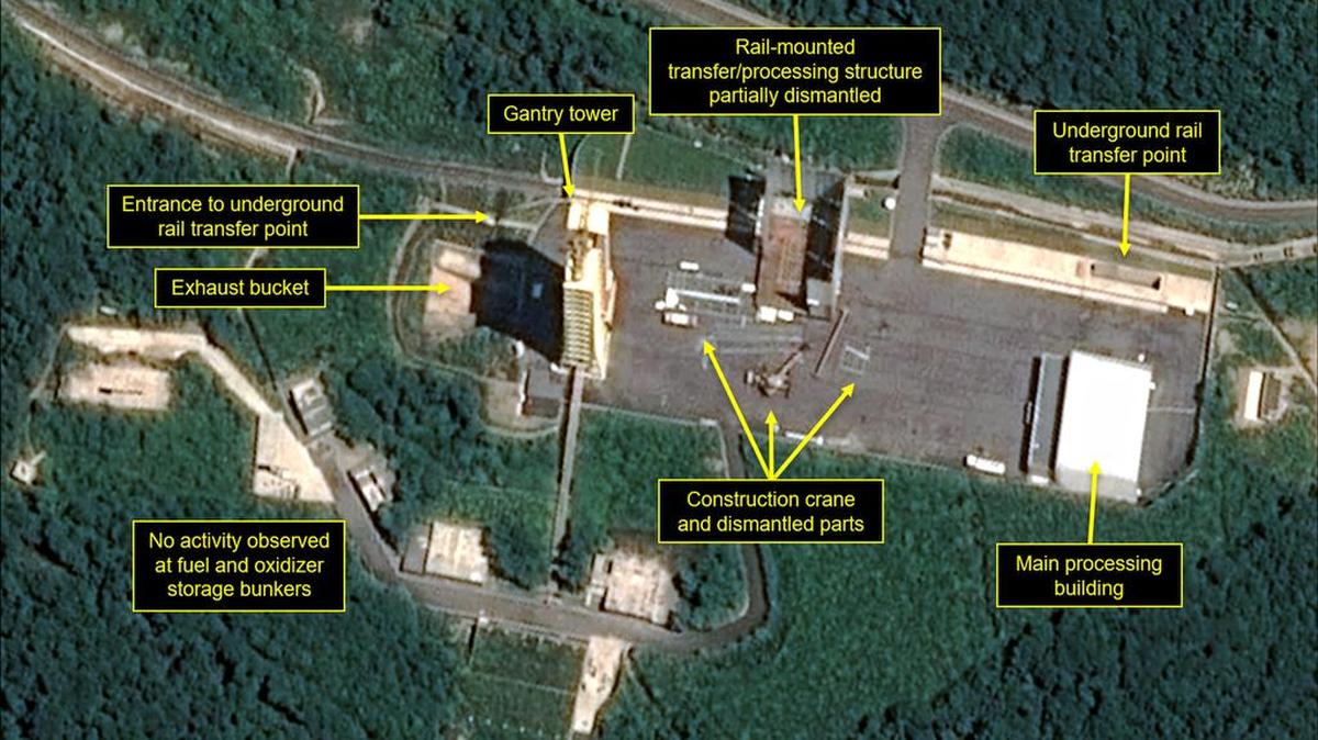 Una imagen de satélite muestra el desmantelamiento parcial de una estructura en el sitio de lanzamiento nuclear de Sohae en Corea del Norte.