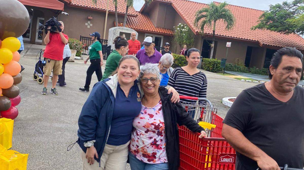 La concejal Mónica Pérez organizó el evento de distribución de alimentos en Hialeah, para ayudar a las familias más necesitadas antes de la cena del Día de Acción de Gracias. Repartieron más de 440 cajas de comida.