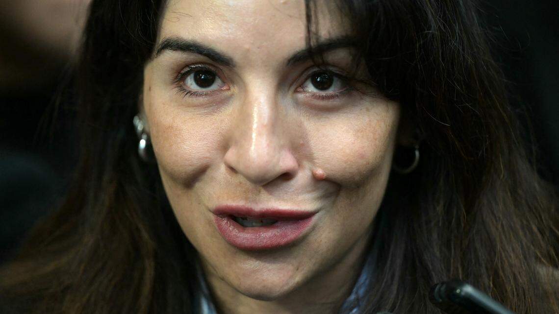 Gianinna Maradona, hija de la leyenda del fútbol argentino Diego Maradona, habla con los medios fuera del tribunal durante una audiencia del juicio por la muerte de su padre en San Isidro, el 21 de abril de 2026.