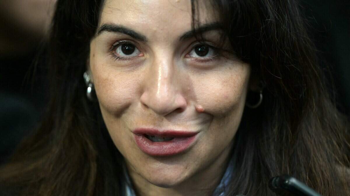 Gianinna Maradona, hija de la leyenda del fútbol argentino Diego Maradona, habla con los medios fuera del tribunal durante una audiencia del juicio por la muerte de su padre en San Isidro, el 21 de abril de 2026.
