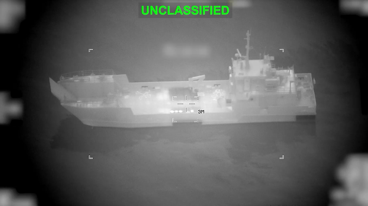 Imagen tomada de un video compartido en X por el Comando Central de EEUU el martes, 10 de marzo de 2026, que muestra un barco iraní unos segundos antes de ser destruido por un misil estadounidense.