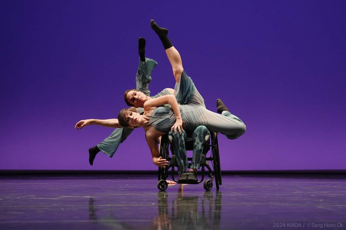 Penélope Huerta, Sun Young Park y Jesús Vidal, bailarines de Karen Peterson & Dancers, en “The Axis” de Karen Peterson Corash, actuando como artistas internacionales invitados en el Korean International Accessible Dance Festival (KIADA) que tuvo lugar en Seoul, Korea.