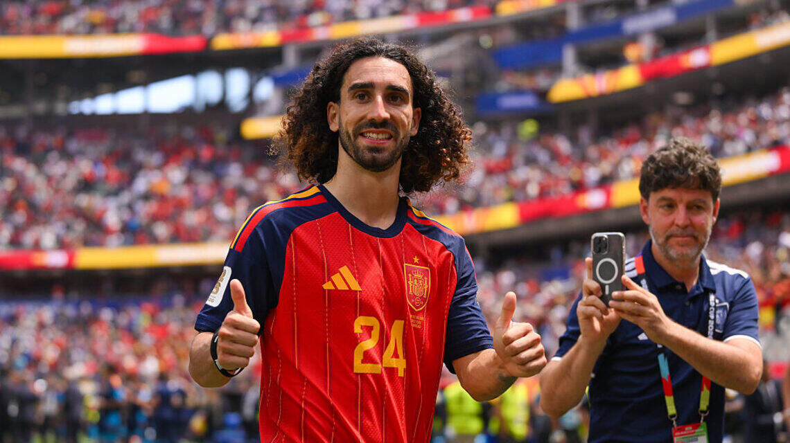 Cucurella cumple su promesa y se tatúa la cara del seleccionador español tras ganar el Mundial