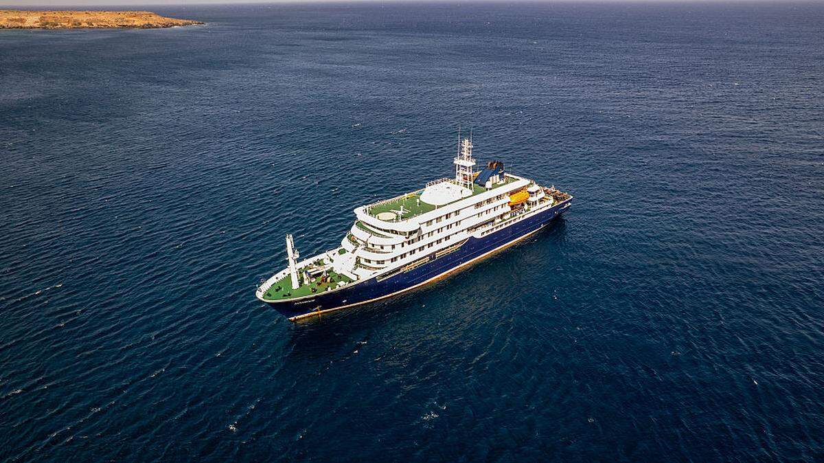 Vista aérea del crucero MV Hondius detenido frente al puerto de Praia, la capital de Cabo Verde, el 3 de mayo de 2026. 