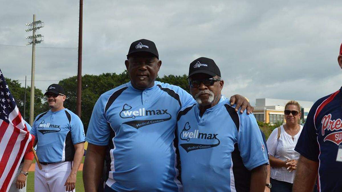 Foto de archivo. Luis Giraldo Casanova (izq.) y Luis Tiant comparten en el Juego de las Estrellas Cubanas, celebrado el 18 de enero de 2017 en el terreno de la Universidad Internacional de la Florida.